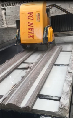 Kaba Kesme Ve İnce frezeleme 3 Eksenli Çapraz Çit için Doğrusal Taş Kesme Makinesi