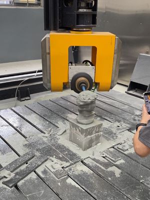 Güvenlik Sistemi Brüt ağırlığı 5100kg ve Brüt Gücü 57/67kw olan Köprü Çakma Kesme Makinesi