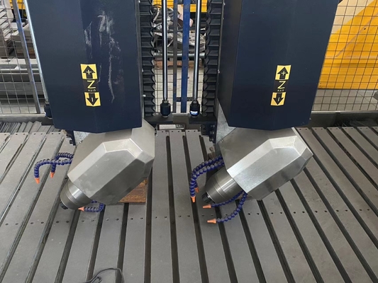 Xianda 4 eksenli yüksek hassasiyetli CNC oyma makinesi 0.02mm konumlandırma doğruluğu ve 5.5KW iğne gücü ile