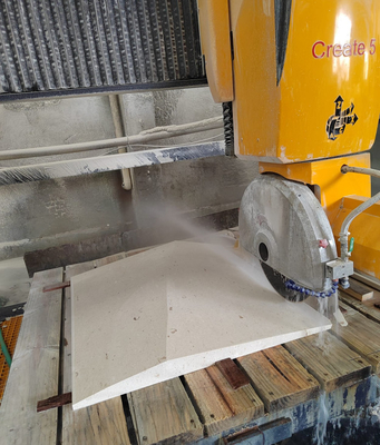 Xianda Markası İtalyan Sistem 5 Eksenli CNC Köprü Çakma Otomatik Mermer Granit Kuvars Plak Döşeme Makineleri Mutfak Lavabo Masaüstü Yapım Taş Kesme Makinesi Fabrika Fiyatı