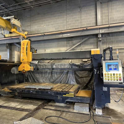 Otomatik Masa Hareketi Köprü Çakma Kesme Makinesi 18.5KW Güç ve Brüt Ağırlığı 8000kg