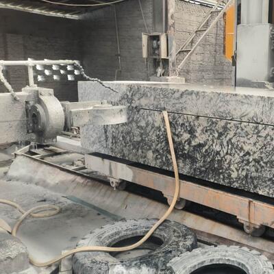 Xianda Yeni CNC Elmas Tel Testere Makinesi Motorlu Dişli CE Sertifikalı 380V/50Hz 11KW 6000kg Taş Kesme İçin