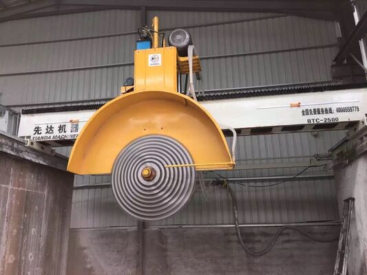 Enerji Tasarruflu Büyük Taş Makinesi 45KW Motorlu Çok Bıçaklı Köprü Testere Taş Kesme Makinesi Granit Mermer Blok İçin