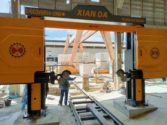 4 Eksen CNC Elmas Tel Testere Makinesi, 360° Servo Döner Tablalı, 16 Yüzey Kızaklı ve Mermer & Granit için 28 Makaralı Kaldırmalı