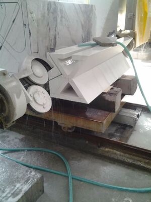 15 Kw Ana Motoru ile Otomatik CNC Elmas Tel Testere Makinesi 20-40 m/h Taş Kesme