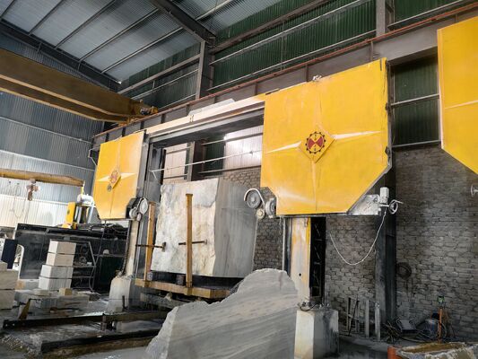 360° döner bir araba ile CNC Elmas Tel Testere Makinesi 1600mm Tekerlek çapı ve 4m3/h Su tüketimi