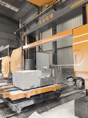 XIANDA CNC-2500SA Yüksek Hassasiyetli CNC Elmas Tel Testere Makinesi, 20 Ton Yük Kapasitesi ve Taş Profilleme için 360 Derece Servo Döner Tablalı