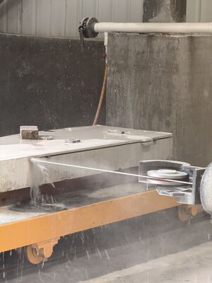 XIANDA CNC-2500SA Yüksek Hassasiyetli CNC Elmas Tel Testere Makinesi, 20 Ton Yük Kapasitesi ve Taş Profilleme için 360 Derece Servo Döner Tablalı