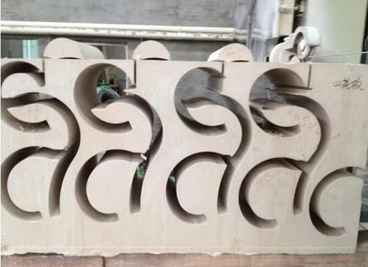 XIANDA CNC-2500SA Yüksek Hassasiyetli CNC Elmas Tel Testere Makinesi, 20 Ton Yük Kapasitesi ve Taş Profilleme için 360 Derece Servo Döner Tablalı