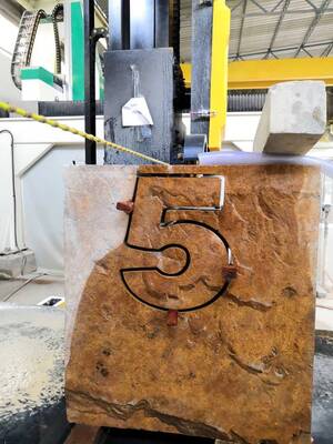 Granit ve Mermer Kesimi İçin 2600 × 3000 × 1500 mm İşleme Boyutlu 5 Eksen CNC Elmas Tel Testere Makinesi