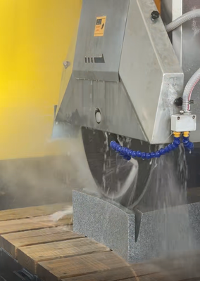 360° Bıçak Dönüşlü ve 3200x2000mm İşlem Alanlı 5 Eksen CNC Köprü Testere Kesme Makinesi (Taş İşleme İçin)