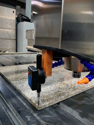 Elektrikli CNC Taş Oymak Makinesi 0.02mm hassasiyeti ve 15m/min hava hızı ile dokunmatik döşeme taşı için
